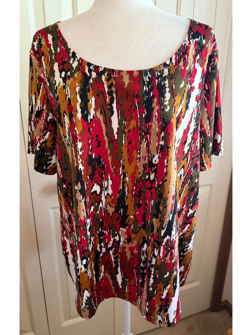 Notations Woman 1X Abstract Print Top Red Rust Olive Stretch Fall Colors